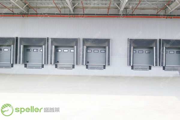 物流出貨口的安全密封選擇：結(jié)合裝卸貨平臺、門封與工業(yè)提升門