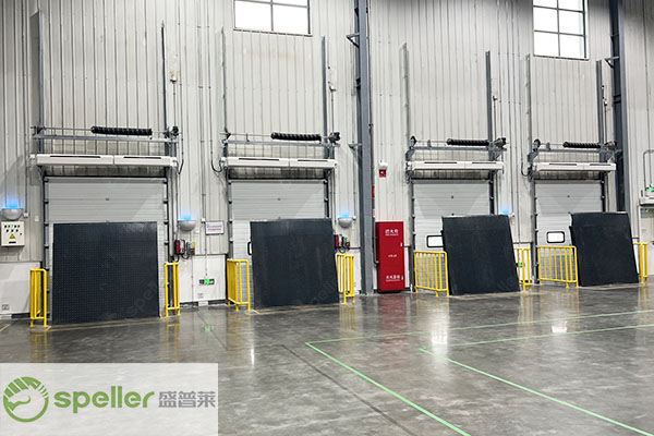 物流出貨口工業提升門和平臺組合