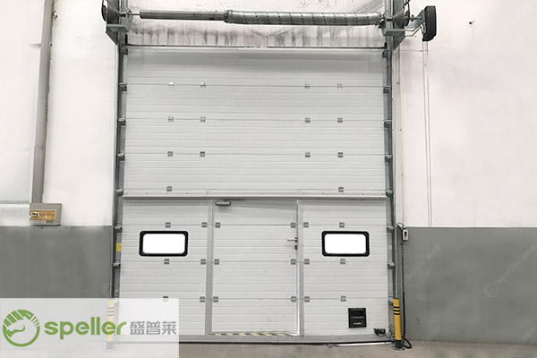 汽車裝備廠房大門用門方案：保溫提升門，防盜節能兩不誤